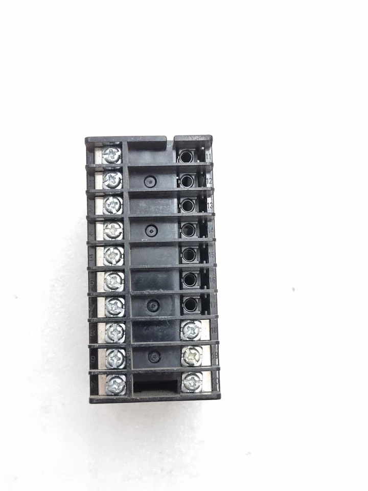 1 PCS Omron E5EZ-C3T Temperature Controller 100 to 240 Vac E5EZC3T(USED WORKING)